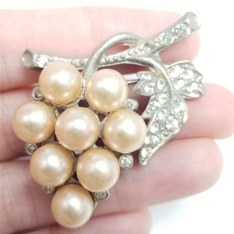 Grapes on Vine Pin